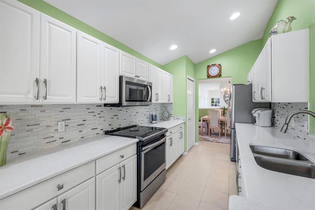 For Sale: $339,900 (2 beds, 2 baths, 1797 Square Feet)