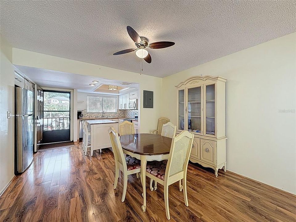 待售: $199,900 (2 贝兹, 2 浴室, 1007 平方英尺)