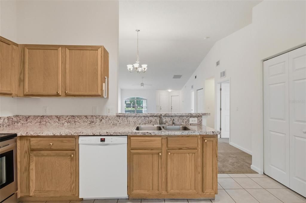 出租: $1,575 (3 贝兹, 2 浴室, 1130 平方英尺)