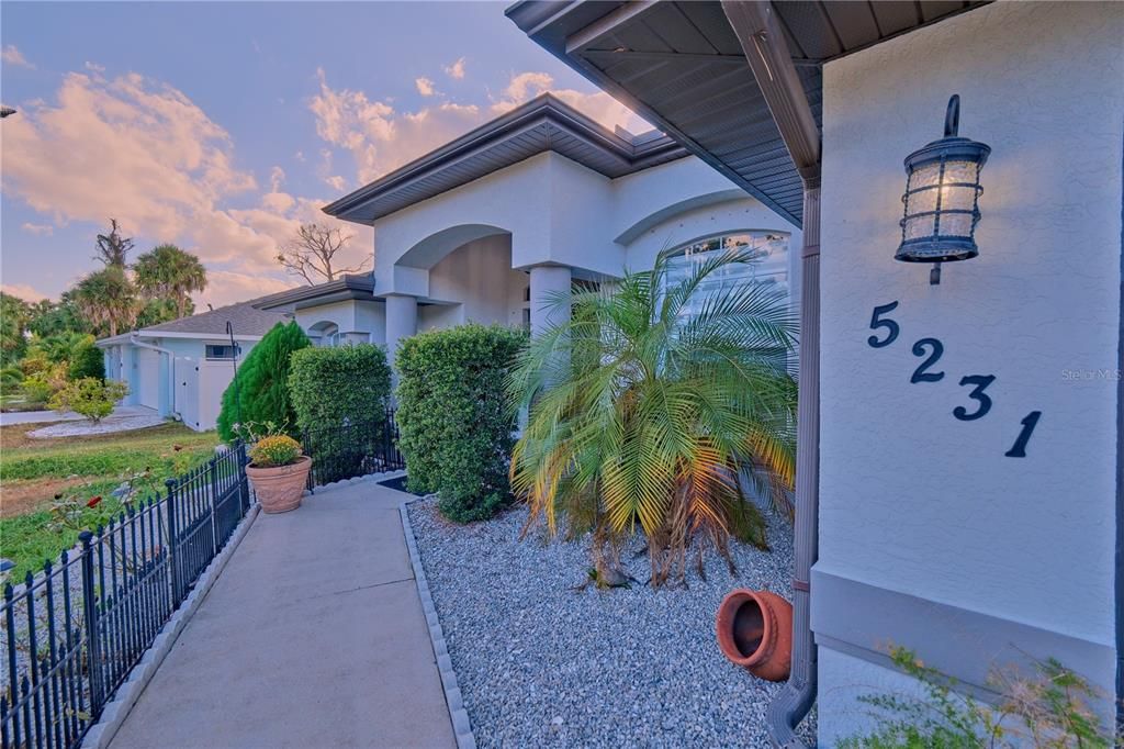 Active With Contract: $320,000 (3 beds, 2 baths, 1889 Square Feet)