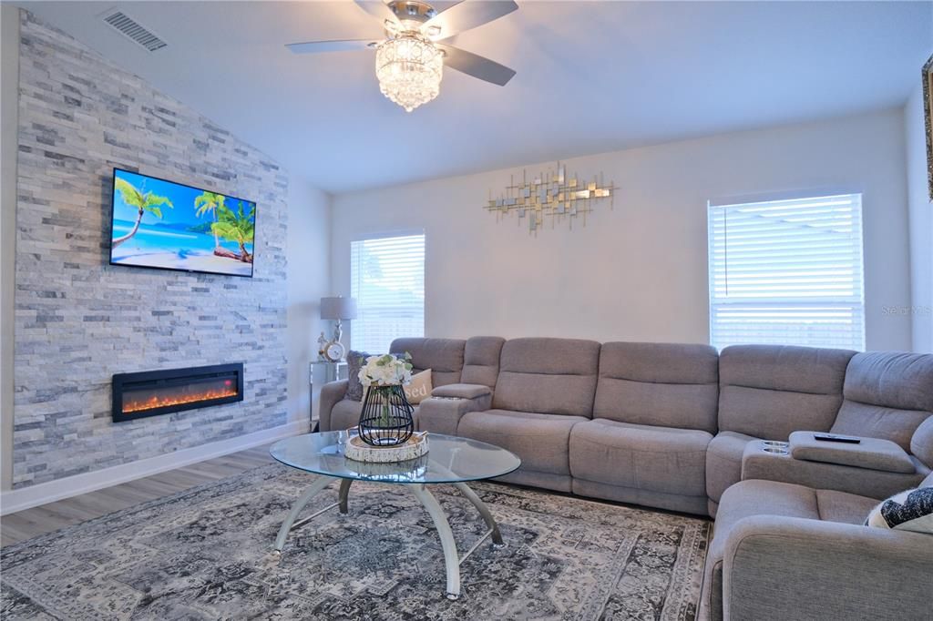 Active With Contract: $320,000 (3 beds, 2 baths, 1889 Square Feet)