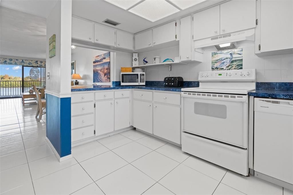 На продажу: $455,000 (2 спален, 2 ванн, 1050 Квадратных фут)