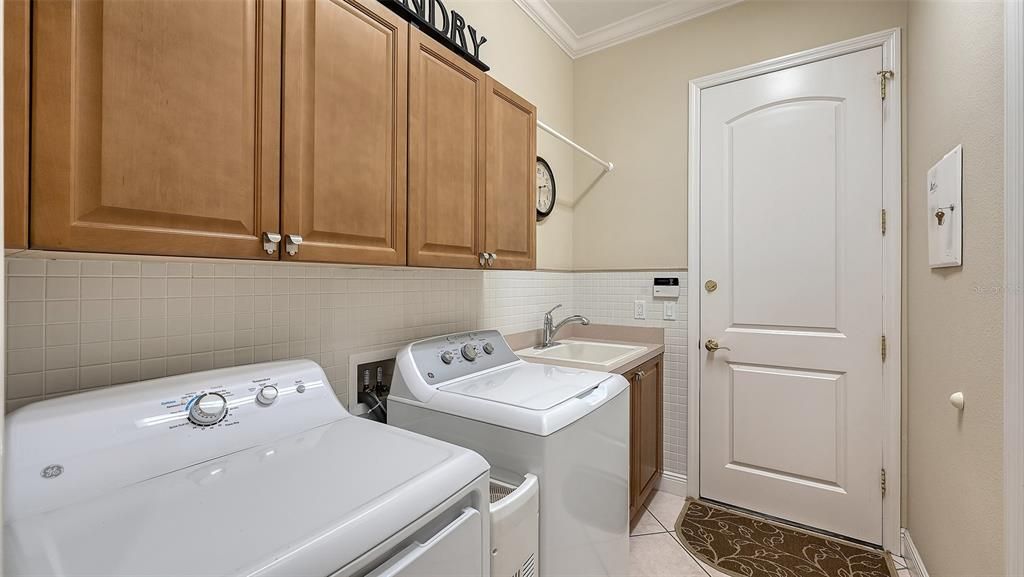 Active With Contract: $550,000 (3 beds, 2 baths, 2411 Square Feet)