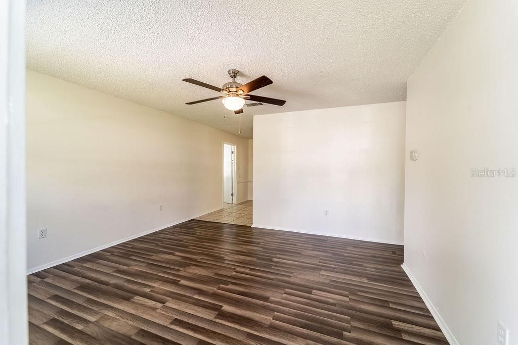 Active With Contract: $235,000 (3 beds, 1 baths, 988 Square Feet)