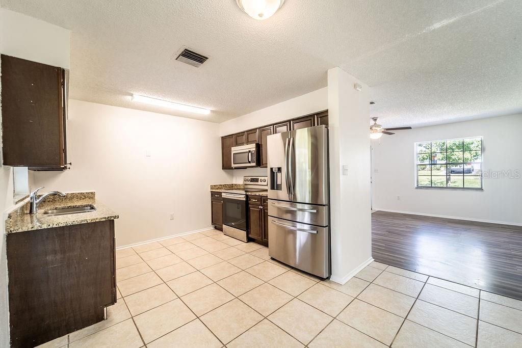 Active With Contract: $235,000 (3 beds, 1 baths, 988 Square Feet)