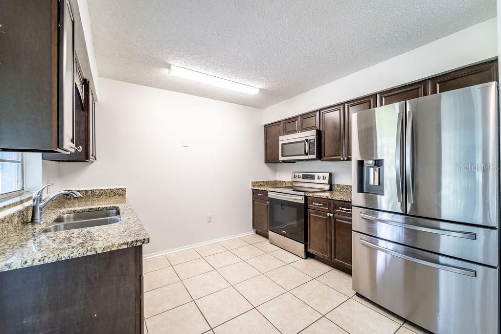 Active With Contract: $235,000 (3 beds, 1 baths, 988 Square Feet)