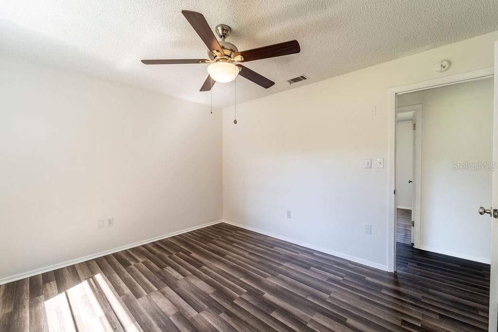 Active With Contract: $235,000 (3 beds, 1 baths, 988 Square Feet)