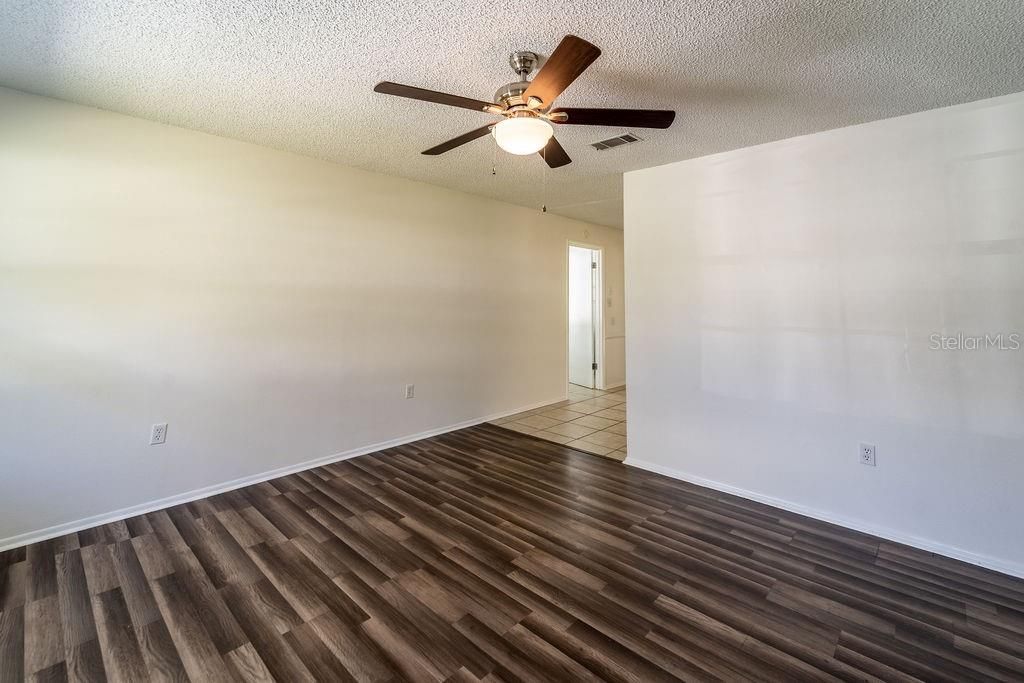 Active With Contract: $235,000 (3 beds, 1 baths, 988 Square Feet)