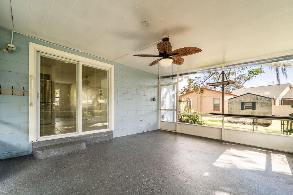 Active With Contract: $235,000 (3 beds, 1 baths, 988 Square Feet)