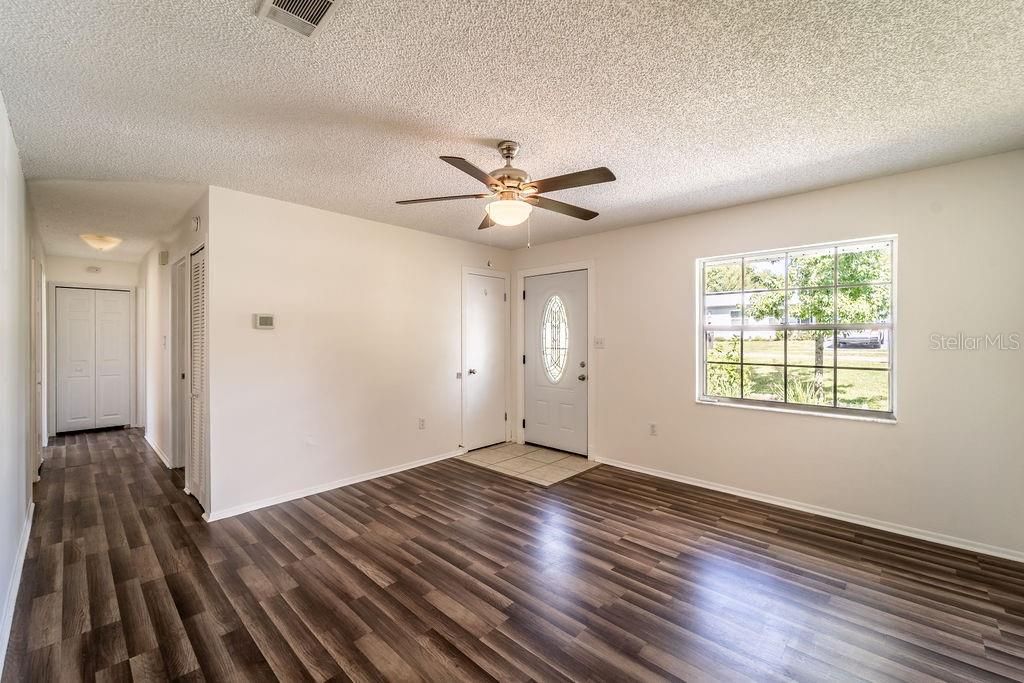 Active With Contract: $235,000 (3 beds, 1 baths, 988 Square Feet)