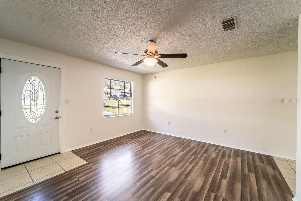 Active With Contract: $235,000 (3 beds, 1 baths, 988 Square Feet)