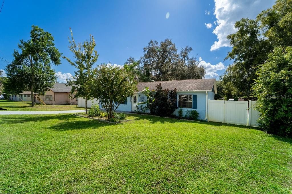 Active With Contract: $235,000 (3 beds, 1 baths, 988 Square Feet)