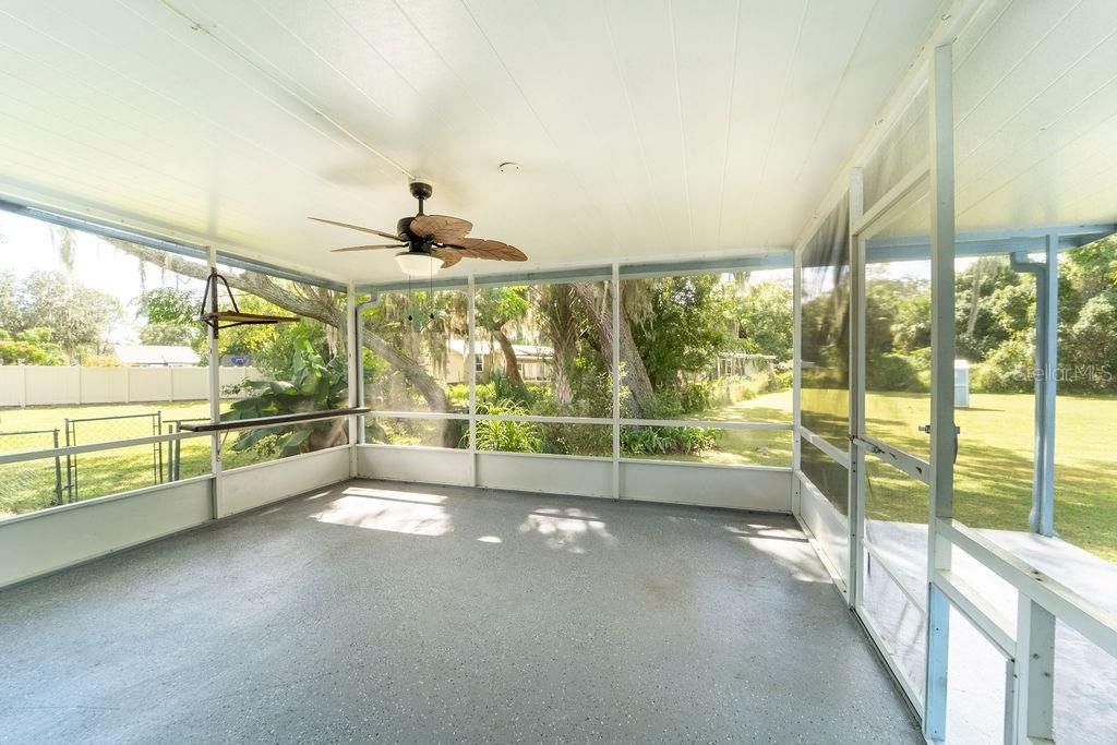 Active With Contract: $235,000 (3 beds, 1 baths, 988 Square Feet)