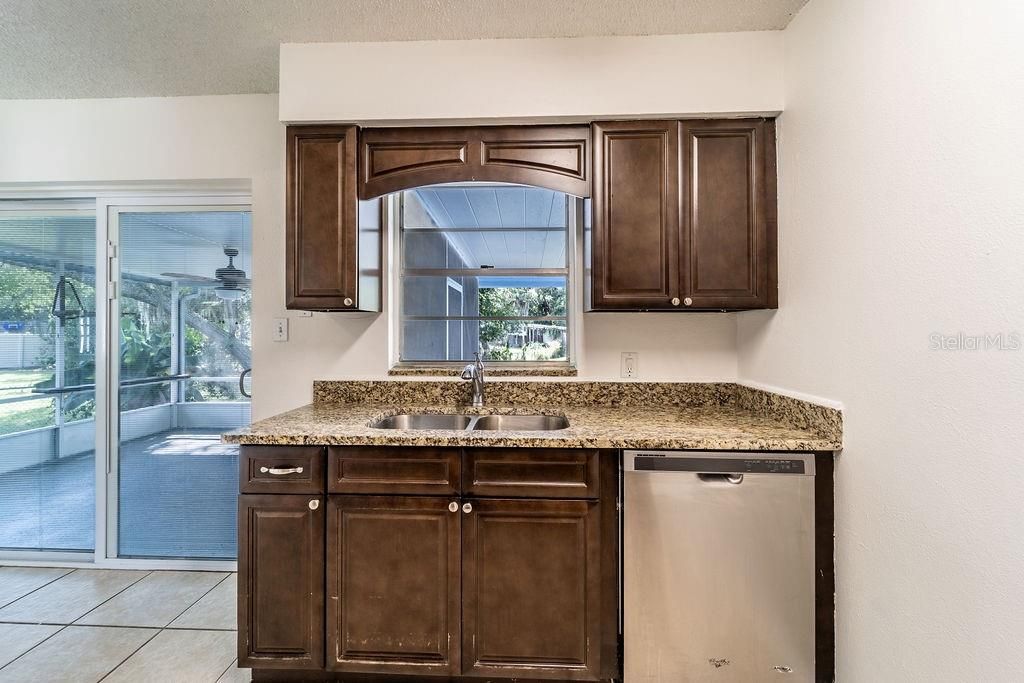 Active With Contract: $235,000 (3 beds, 1 baths, 988 Square Feet)