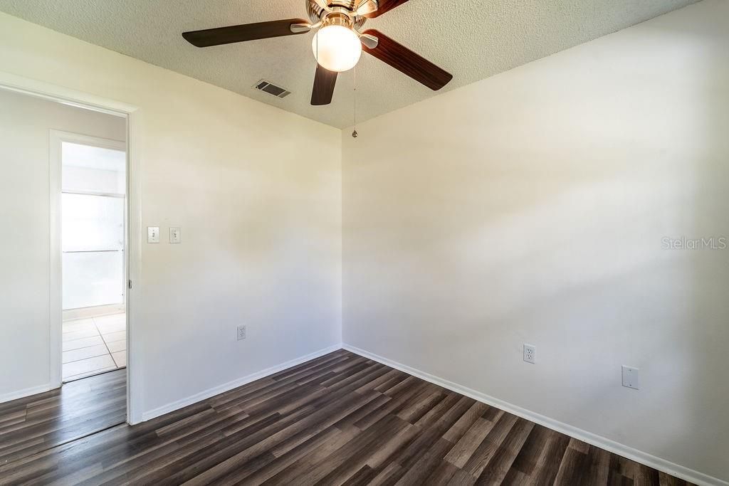 Active With Contract: $235,000 (3 beds, 1 baths, 988 Square Feet)