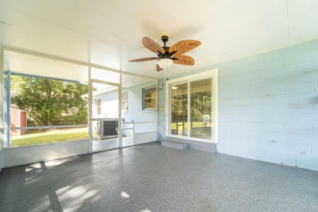 Active With Contract: $235,000 (3 beds, 1 baths, 988 Square Feet)