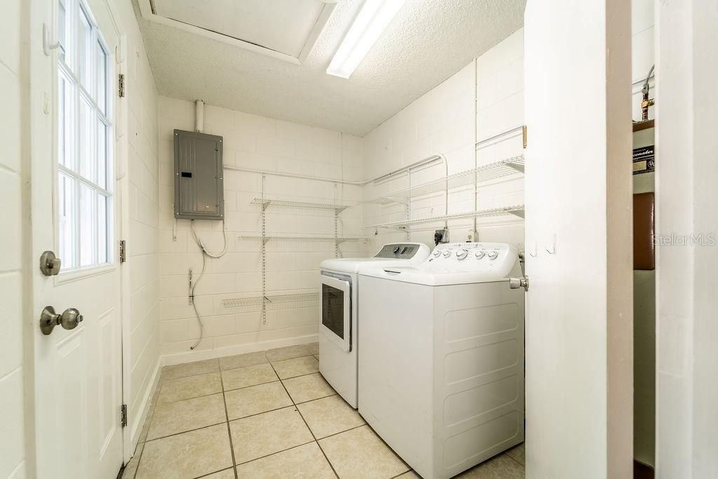 Active With Contract: $235,000 (3 beds, 1 baths, 988 Square Feet)