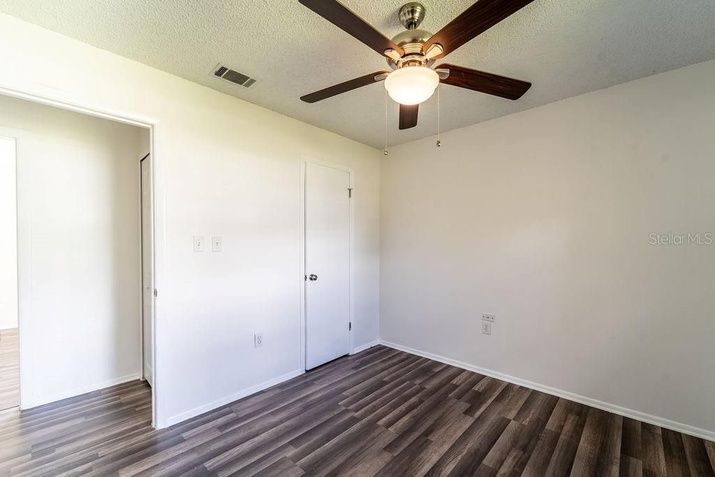 Active With Contract: $235,000 (3 beds, 1 baths, 988 Square Feet)