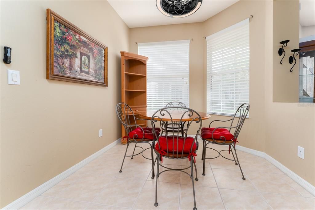 На продажу: $370,000 (3 спален, 2 ванн, 1828 Квадратных фут)