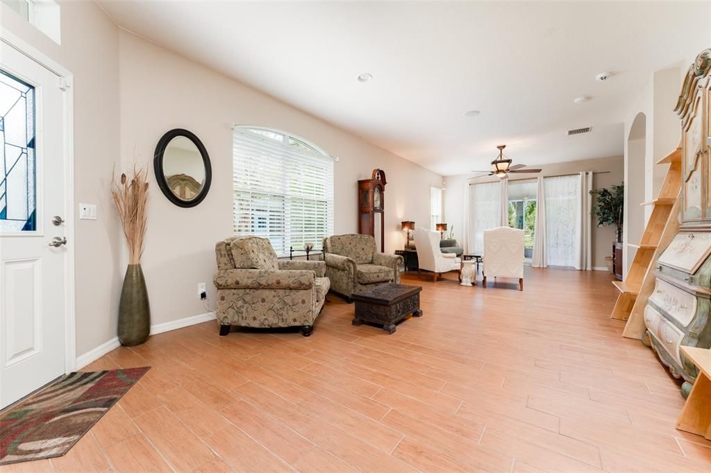 На продажу: $370,000 (3 спален, 2 ванн, 1828 Квадратных фут)