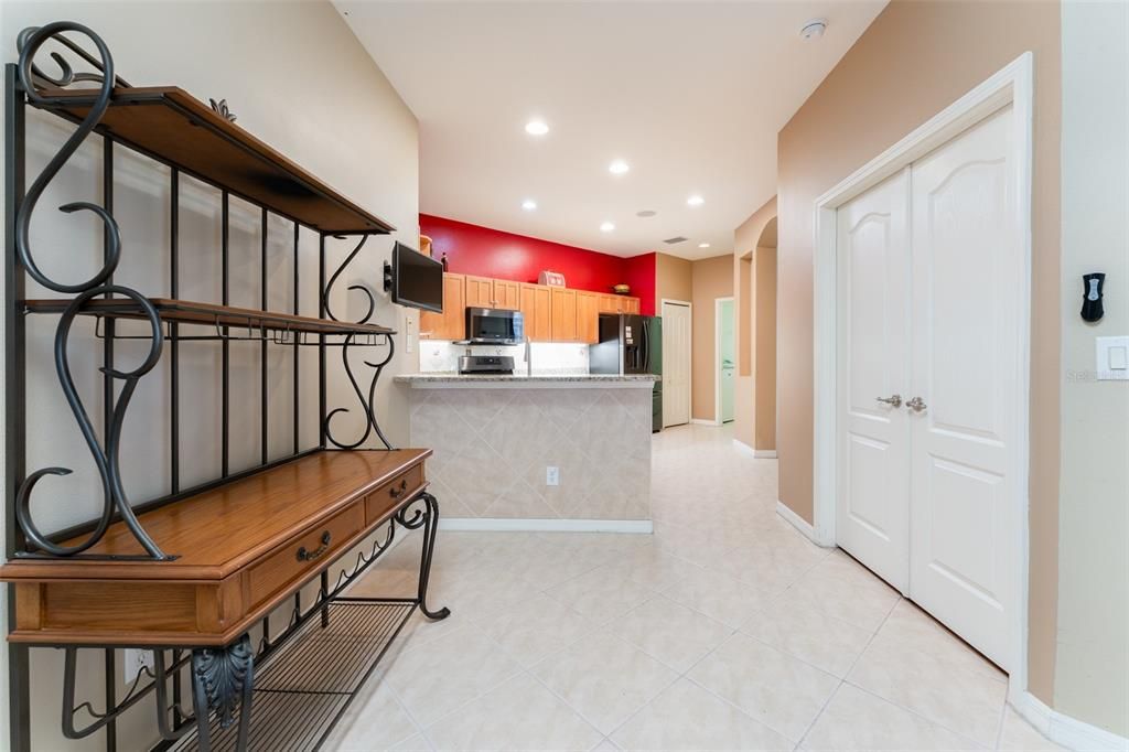 На продажу: $370,000 (3 спален, 2 ванн, 1828 Квадратных фут)