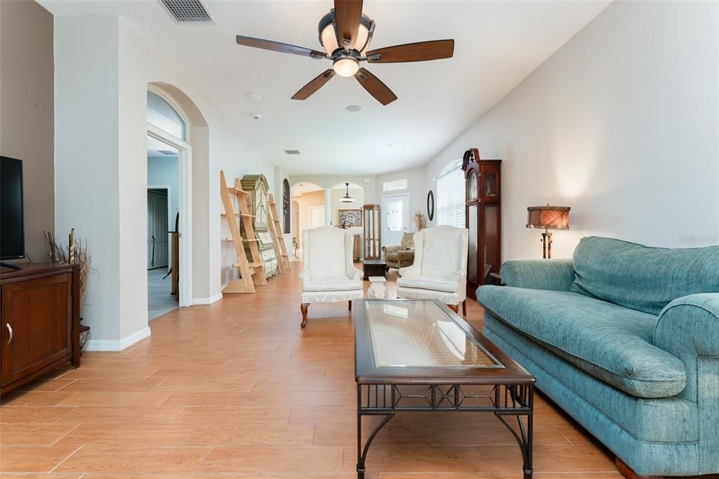 На продажу: $370,000 (3 спален, 2 ванн, 1828 Квадратных фут)