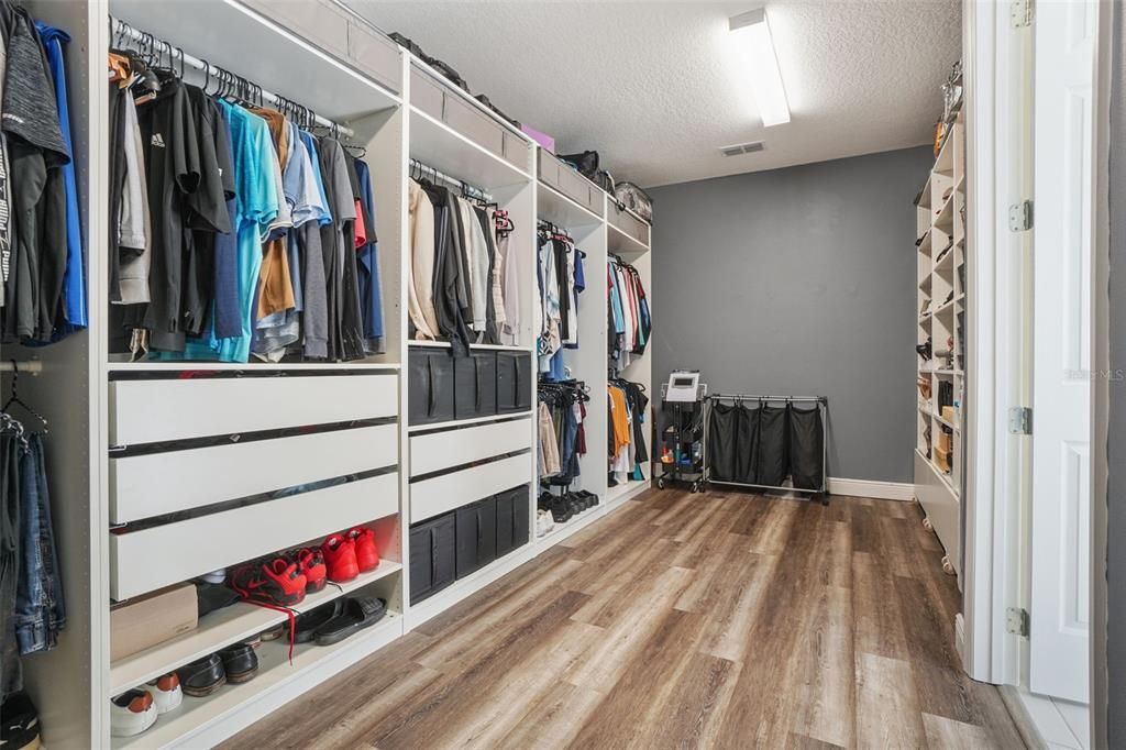 For Sale: $999,000 (6 beds, 5 baths, 4741 Square Feet)