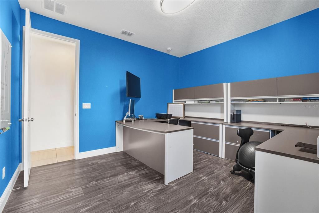 For Sale: $999,000 (6 beds, 5 baths, 4741 Square Feet)