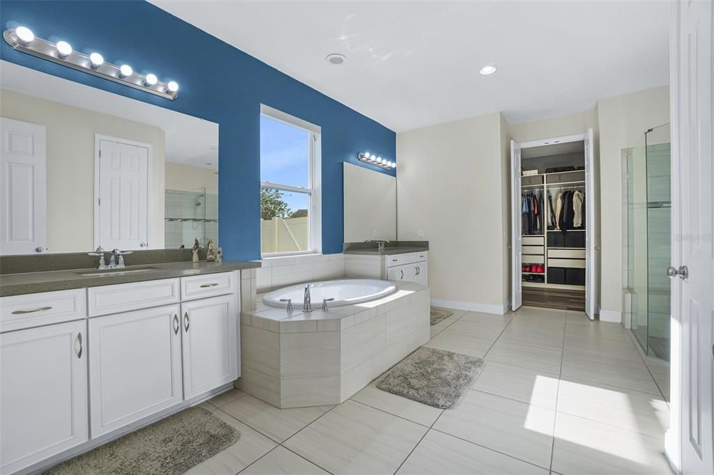 For Sale: $999,000 (6 beds, 5 baths, 4741 Square Feet)