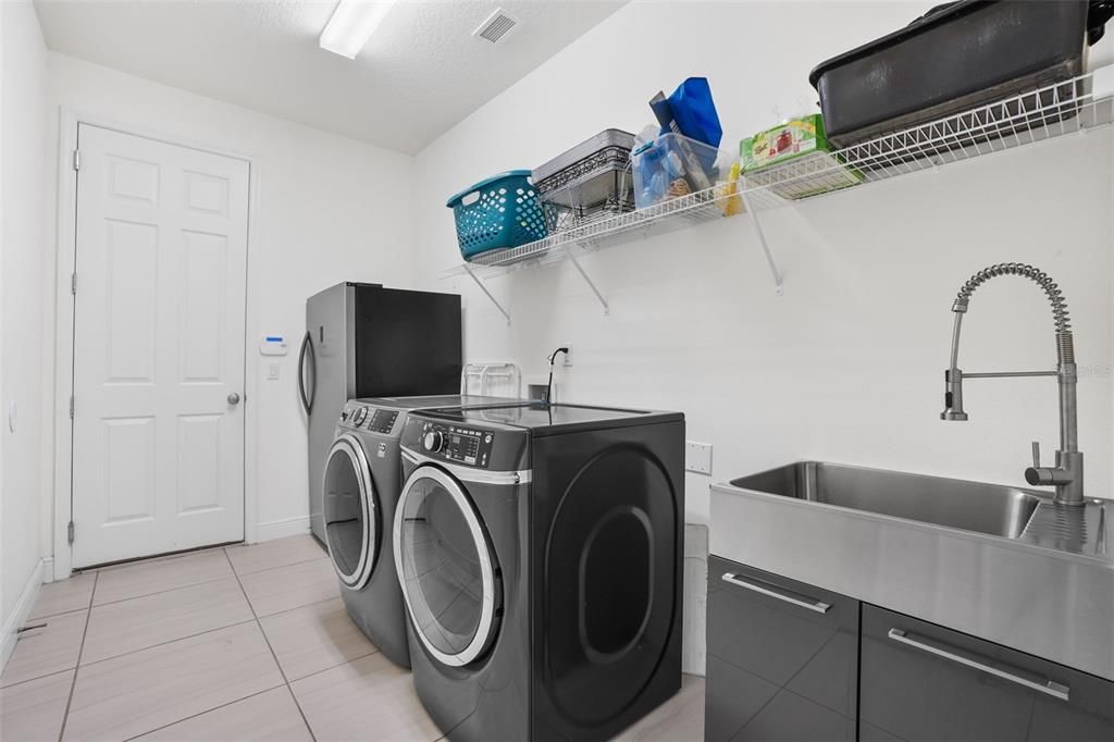 For Sale: $999,000 (6 beds, 5 baths, 4741 Square Feet)