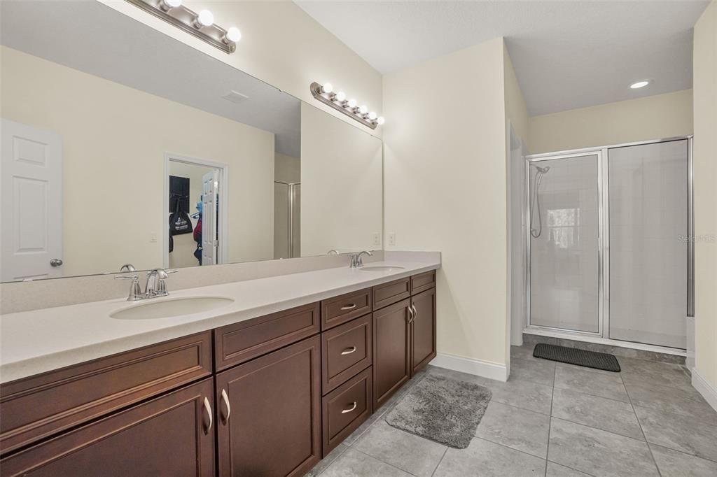 For Sale: $999,000 (6 beds, 5 baths, 4741 Square Feet)