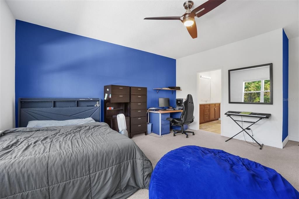 For Sale: $999,000 (6 beds, 5 baths, 4741 Square Feet)