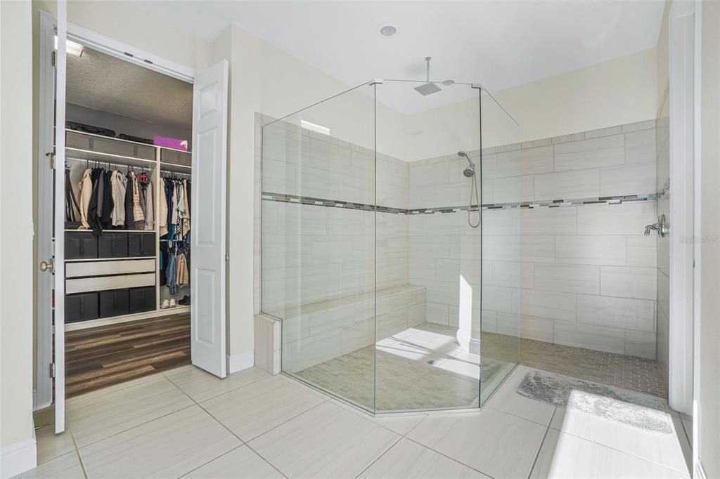 For Sale: $999,000 (6 beds, 5 baths, 4741 Square Feet)