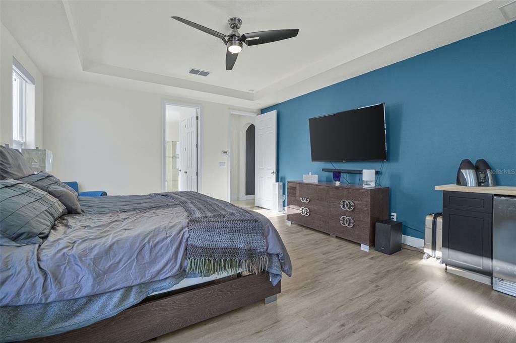 For Sale: $999,000 (6 beds, 5 baths, 4741 Square Feet)