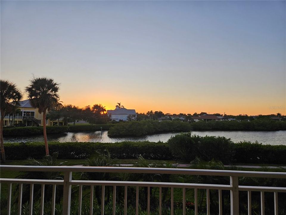 For Sale: $949,000 (3 beds, 3 baths, 3771 Square Feet)