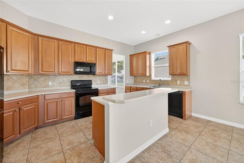 Active With Contract: $434,900 (4 beds, 2 baths, 2567 Square Feet)