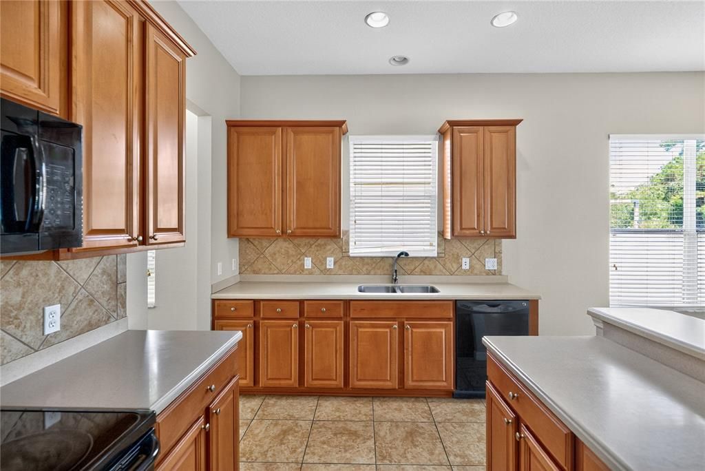 Active With Contract: $434,900 (4 beds, 2 baths, 2567 Square Feet)