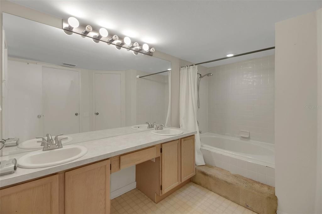 合同活跃: $399,900 (4 贝兹, 2 浴室, 1860 平方英尺)