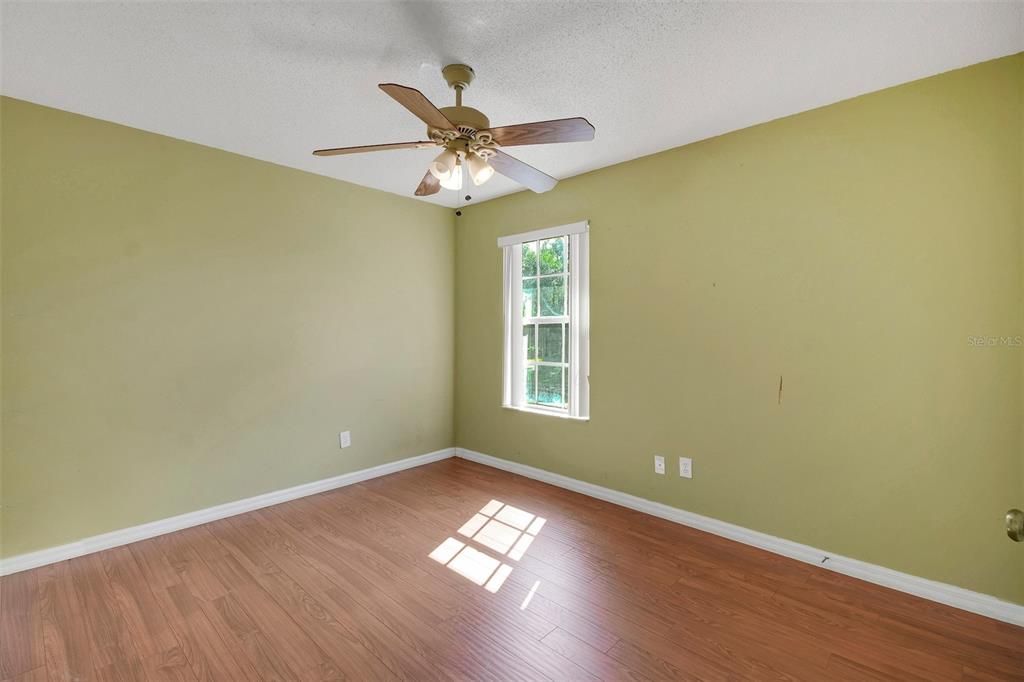 合同活跃: $399,900 (4 贝兹, 2 浴室, 1860 平方英尺)