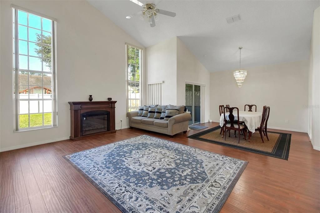 合同活跃: $399,900 (4 贝兹, 2 浴室, 1860 平方英尺)