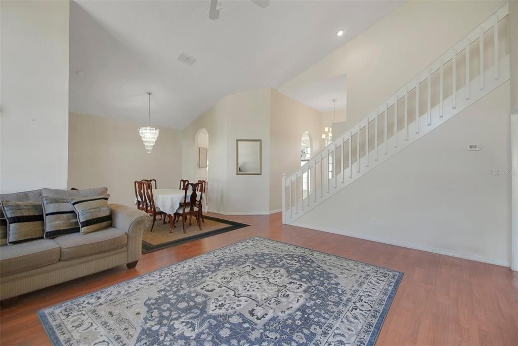 合同活跃: $399,900 (4 贝兹, 2 浴室, 1860 平方英尺)