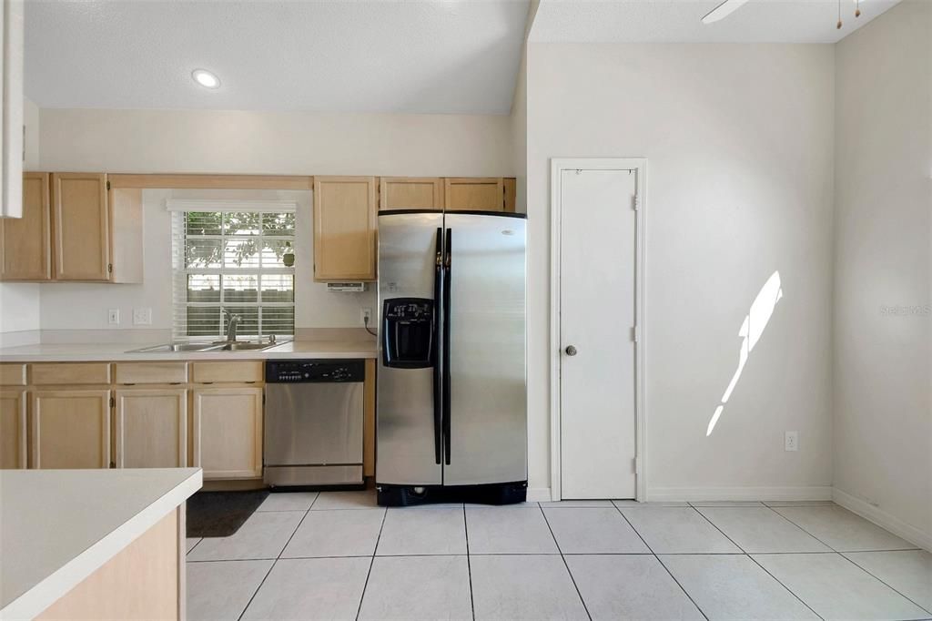 合同活跃: $399,900 (4 贝兹, 2 浴室, 1860 平方英尺)