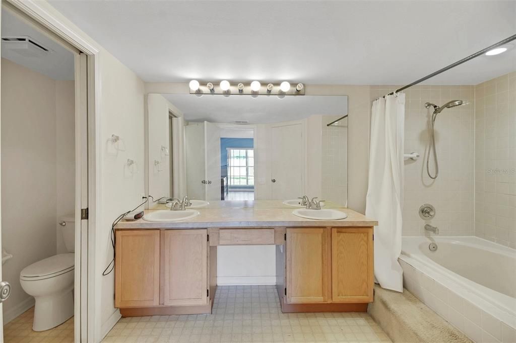 合同活跃: $399,900 (4 贝兹, 2 浴室, 1860 平方英尺)