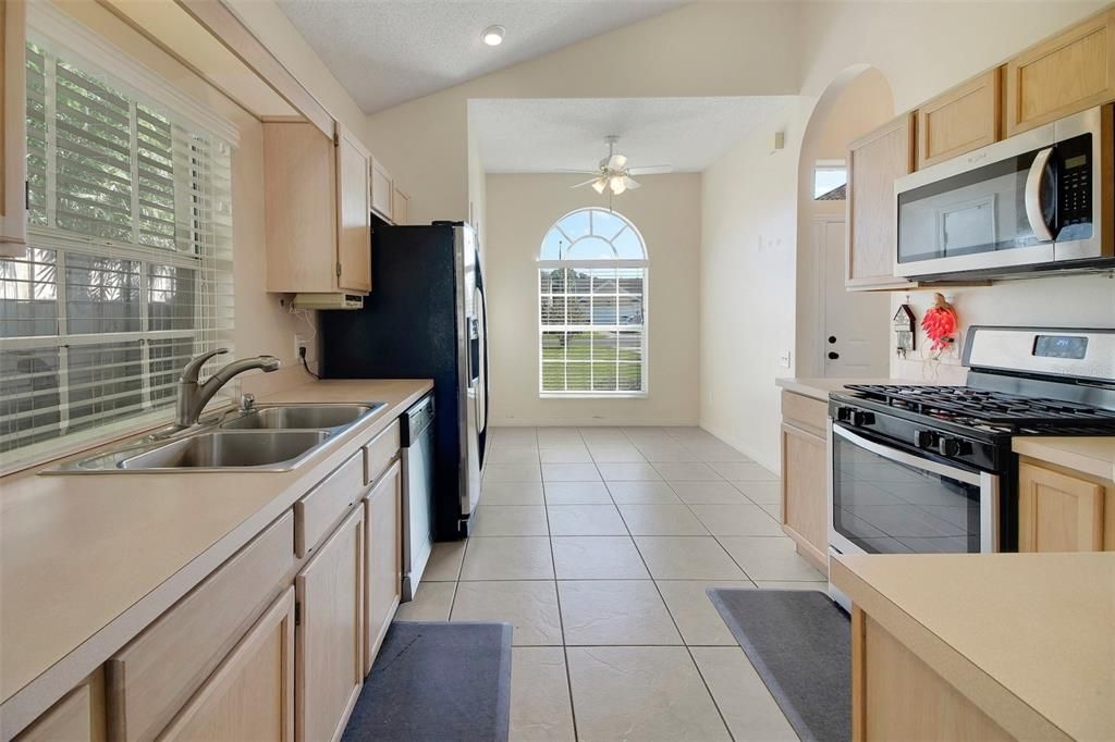 合同活跃: $399,900 (4 贝兹, 2 浴室, 1860 平方英尺)