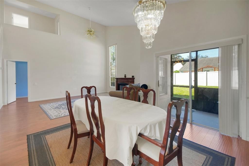 合同活跃: $399,900 (4 贝兹, 2 浴室, 1860 平方英尺)