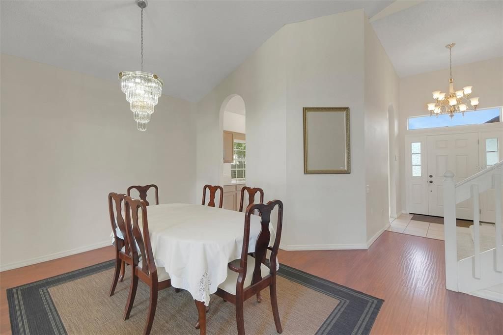 合同活跃: $399,900 (4 贝兹, 2 浴室, 1860 平方英尺)