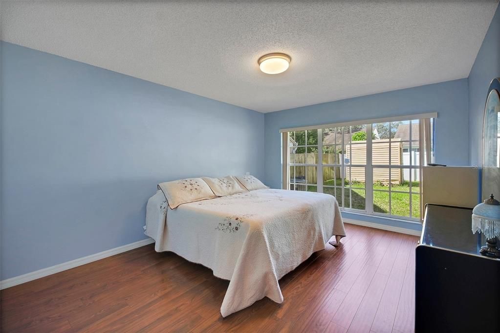 合同活跃: $399,900 (4 贝兹, 2 浴室, 1860 平方英尺)