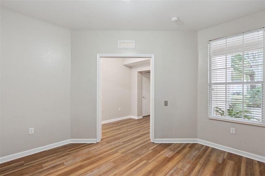 合同活跃: $289,000 (2 贝兹, 2 浴室, 1438 平方英尺)