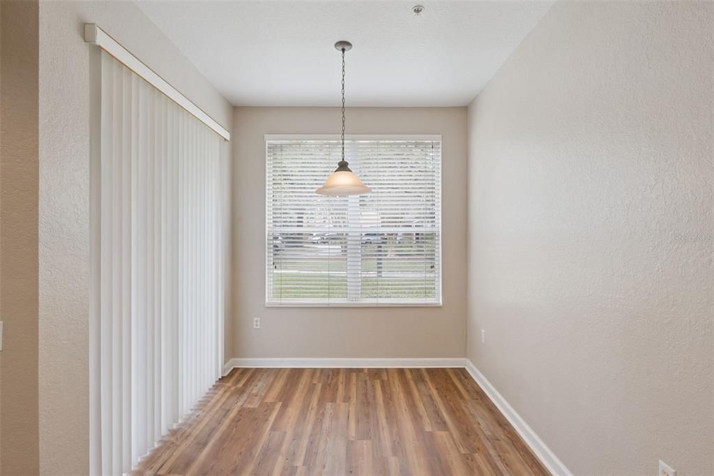 合同活跃: $289,000 (2 贝兹, 2 浴室, 1438 平方英尺)