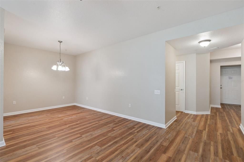 合同活跃: $289,000 (2 贝兹, 2 浴室, 1438 平方英尺)